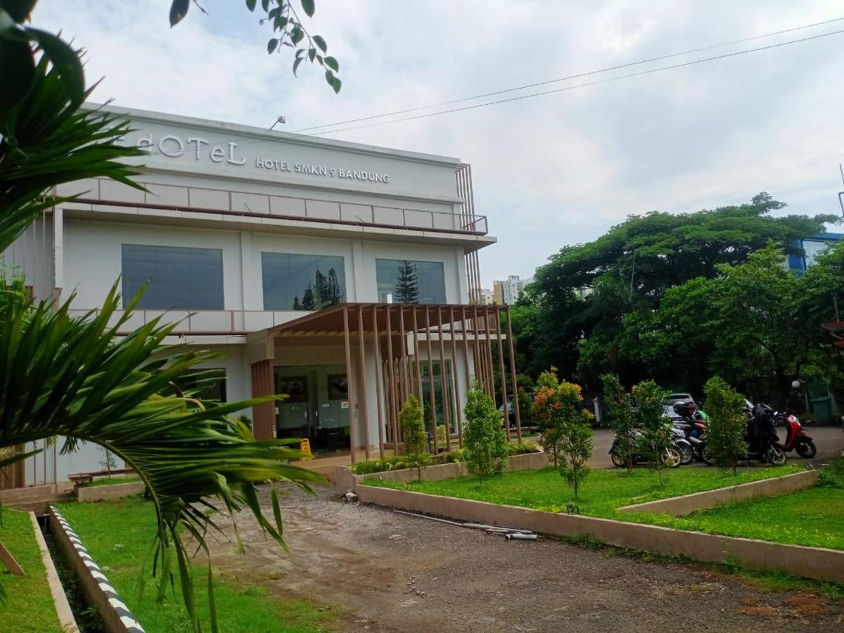 Oyo 90102 Edotel Hotel By Dbest Hospitality Bandung Bagian luar foto