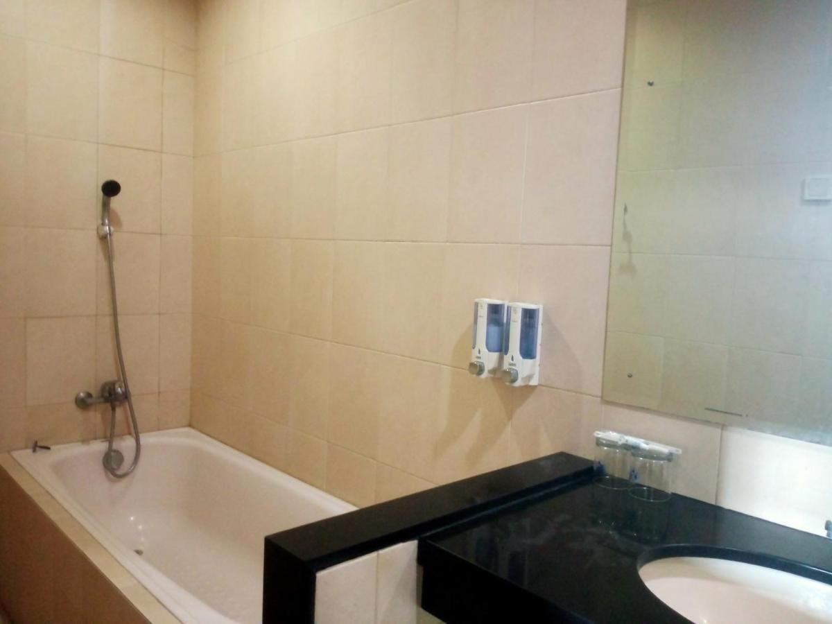 Oyo 90102 Edotel Hotel By Dbest Hospitality Bandung Bagian luar foto